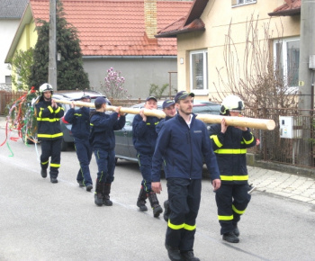 Aktuality / OBNOVENIE TRADÍCIE STAVANIA MÁJA - foto
